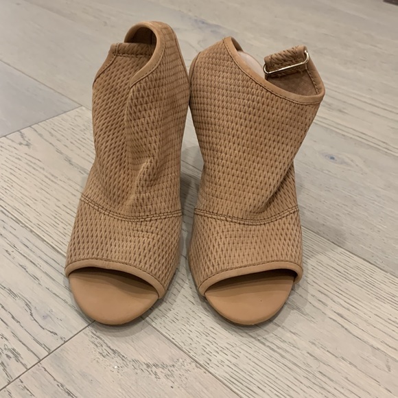 Beige Sling back sandal w/ block heel - Picture 5 of 6